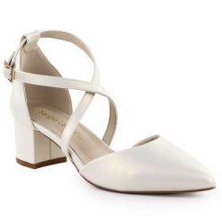 Sandały damskie na słupku perłowe kremowe Sergio Leone SK-830. Białe sandały damskie Sergio Leone, bez wzorów, ze skóry ekologicznej, bez obcasa, na słupku, bez zapięcia. Za 139.99 zł.
