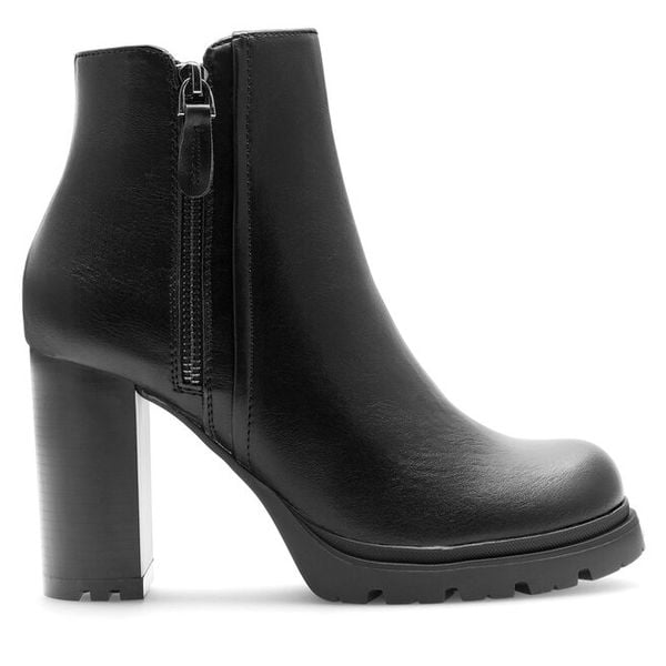 Botki Clara Barson. Czarne botki damskie Clara Barson, bez obcasa, na słupku, bez zapięcia. Za 169.99 zł.