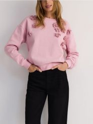 Bawełniana bluza z aplikacją - pastelowy róż. Czerwone bluzy damskie Reserved, l, z aplikacjami, z bawełny, bez kaptura. W wyprzedaży za 79.99 zł.