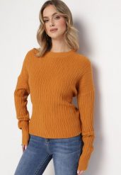Brązowy Sweter o Klasycznym Kroju z Wytłoczonym Wzorem Gundall. Brązowe swetry klasyczne damskie Born2be, bez kołnierzyka. Za 89.99 zł.