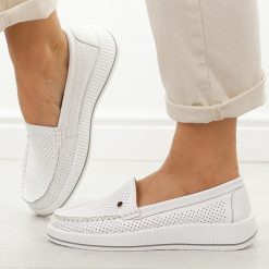 Białe ażurowe skórzane mokasyny damskie S.Barski 5980. Białe mokasyny damskie S.BARSKI, na jesień, z jeansu, bez obcasa. Za 219.00 zł.