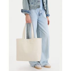 Torebka Guess Jeans. Białe shopper bag Guess Jeans, z aplikacjami, z jeansu, bez dodatków. Za 249.99 zł.