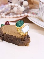 L'Atelier de Gaia Pozłacany pierścionek z perłą i agatem rozmiar: onesize. Białe pierścionki damskie L'Atelier de Gaia, z agatem, pozłacane. Za 74.46 zł.