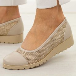 Beżowe półbuty damskie M.Daszyński 1628-25. Brązowe półbuty damskie M.Daszyński, na jesień, bez wzorów, z jeansu, bez obcasa, na koturnie, bez zapięcia. Za 179.00 zł.