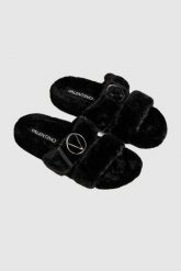 VALENTINO Czarne klapki damskie z syntetycznego futerka. Czarne klapki damskie Valentino by Mario Valentino, bez wzorów, z syntetyku, bez obcasa, bez zapięcia. W wyprzedaży za 559.99 zł.