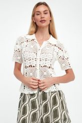 Sweter damski szydełkowany LIU JO. Swetry klasyczne damskie Liu Jo, l, bez kołnierzyka. W wyprzedaży za 719.20 zł.
