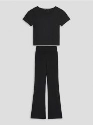 Bawełniany komplet w prążek - koszulka i spodnie flare - czarny. Czarne koszulki damskie Sinsay, l, bez wzorów, z bawełny, bez kołnierzyka, bez ramiączek. Za 29.99 zł.