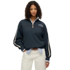 Sweter z kołnierzem tunezyjskim damski Superdry Country Club Tape. Niebieskie swetry klasyczne damskie Superdry, na zimę, bez kołnierzyka. Za 346.45 zł.