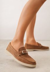 Jasnobrązowe Mokasyny z Prostokątną Metaliczną Ozdobą Aeleorane. Brązowe mokasyny damskie Born2be, z materiału, z okrągłym noskiem, bez obcasa. Za 119.99 zł.