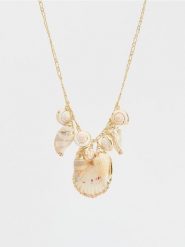 Naszyjnik z naturalnymi muszlami - złoty. Żółte naszyjniki damskie Reserved, złote. W wyprzedaży za 45.99 zł.