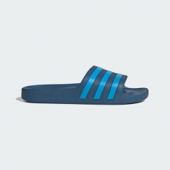Klapki adilette Aqua. Niebieskie klapki damskie Adidas, bez wzorów, bez obcasa, bez zapięcia. Za 99.95 zł.