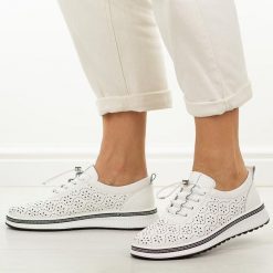 Białe ażurowane skórzane półbuty damskie Jezzi 18-24. Białe półbuty damskie Jezzi, na jesień, bez wzorów, z jeansu, z okrągłym noskiem, bez obcasa, na płaskiej podeszwie, bez zapięcia. Za 239.00 zł.