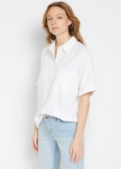 Bluzka oversize z krótkim rękawem, z materiału z domieszką lnu. Białe bluzki damskie bonprix, bez wzorów, bez kołnierzyka, bez ramiączek. Za 119.99 zł.