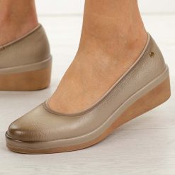 Beżowe skórzane półbuty damskie Vinceza 39987. Brązowe półbuty damskie VINCEZA, na jesień, bez wzorów, z jeansu, z okrągłym noskiem, bez obcasa, na koturnie, bez zapięcia. Za 219.00 zł.