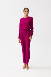 Śliwkowy Elegancki Kombinezon z Łezką w Dekolcie. Czarne kombinezony damskie MOE, l, bez wzorów, z elastanu, eleganckie, bez kołnierzyka, bez ramiączek. Za 389.90 zł.