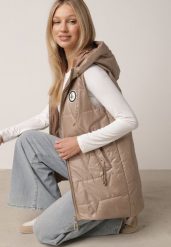 Brązowa Pikowana Kamizelka o Długim Kroju z Nieodpinanym Kapturem i Aplikacją Koretes. Brązowe kamizelki damskie Born2be, l, z aplikacjami, z poliesteru. Za 139.99 zł.