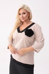 Asymetryczna bluzka Magdalena z odpinanym kwiatem i rękawem 3/4 PLUS SIZE XXL OVERSIZE JESIEŃ. Bluzki damskie Moda Size Plus Iwanek, l, bez wzorów, z materiału, biznesowe, z asymetrycznym kołnierzem, plus size, bez ramiączek. Za 219.90 zł.