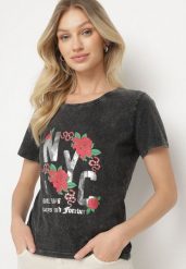 Czarny T-shirt z Bawełny Ozdobiony Napisami i Kwiatami Savierele. Czarne t-shirty damskie Born2be, l, bez wzorów, z bawełny, bez kołnierzyka. Za 39.99 zł.