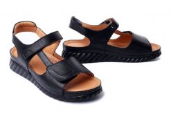 COMFORTABEL 710137-01 schwarz, sandały damskie. Czarne sandały damskie Comfortabel, bez wzorów, ze skóry, bez obcasa, na koturnie, bez zapięcia. Za 215.94 zł.
