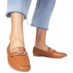 Brązowe eleganckie mokasyny z cyrkoniami. Brązowe mokasyny damskie ze skóry ekologicznej, bez obcasa. Za 75.95 zł.