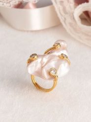 Pierres delicates Pozłacany pierścionek z masą perłową i cyrkoniami rozmiar: onesize. Białe pierścionki damskie Pierres delicates, z cyrkonią, pozłacane. Za 91.99 zł.