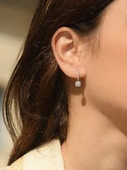 DIAMANTA Złote kolczyki "Quadra" z diamentami rozmiar: onesize. Szare kolczyki damskie DIAMANTA, z diamentem, złote. Za 2,383.99 zł.