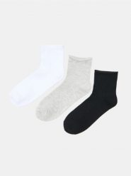 Prążkowane skarpetki z wiskozą 3 pack - wielobarwny. Skarpetki damskie Sinsay, bez wzorów, prążkowane. Za 12.99 zł.