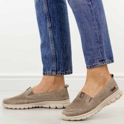 Dk. Beżowe ażurowe skórzane półbuty damskie Jezzi 9802. Brązowe półbuty damskie Jezzi, na lato, w ażurowe wzory, z jeansu, bez obcasa, na płaskiej podeszwie, bez zapięcia. Za 189.00 zł.