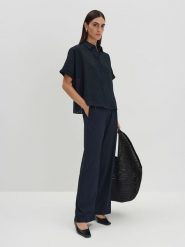 Someday Bluzka "Zilina" w kolorze granatowym rozmiar: 42. Niebieskie bluzki damskie someday., bez wzorów, bez kołnierzyka, bez ramiączek. Za 165.99 zł.