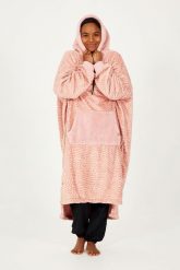 Sofa Poncho dla dorosłych - przytulna i ciepła - pudrowy róż. Czerwone szlafroki damskie AFTER ESSENTIALS, bez wzorów, z materiału, z kapturem. Za 186.00 zł.