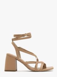 Beżowe sandały typu japonki na masywnym obcasie. Brązowe klapki damskie Ryłko, bez wzorów, z gumy, bez obcasa, na słupku, bez zapięcia. W wyprzedaży za 199.99 zł.