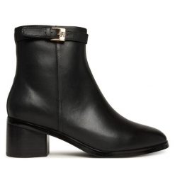 Botki Tommy Hilfiger. Czarne botki damskie Tommy Hilfiger, bez obcasa, na słupku, bez zapięcia. Za 599.99 zł.