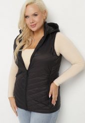 Czarna Pikowana Kamizelka Taliowana z Odpinanym Kapturem Delionis. Czarne kamizelki damskie Born2be, plus size, bez wzorów, z dresówki. Za 109.99 zł.