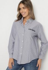 Granatowa Koszula w Paski Zdobiona Haftem Denelle. Niebieskie koszule damskie Born2be, uniwersalny, z aplikacjami, z jeansu, biznesowe, bez kołnierzyka, bez ramiączek. Za 99.99 zł.