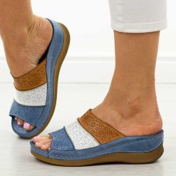 Niebieskie skórzane klapki damskie na koturnie T.Sokolski 172. Niebieskie klapki damskie Sokolski, bez wzorów, z jeansu, bez obcasa, na koturnie, bez zapięcia. Za 199.00 zł.