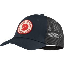 Czapka truckerka Fjallraven 1960 Logo Langtradarkeps. Niebieskie czapki z daszkiem damskie Fjällräven, bez wzorów. Za 159.99 zł.