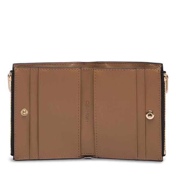 Portfel Calvin Klein. Czarne portfele damskie Calvin Klein, bez wzorów. Za 225.99 zł.