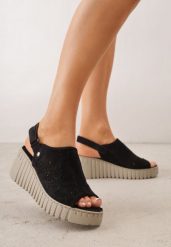 Czarne Sandały VICES na Koturnie z Ażurowymi Wycięciami w Kwiaty Salaphis. Czarne sandały damskie Born2be, w ażurowe wzory, bez obcasa, na koturnie, bez zapięcia. Za 109.99 zł.