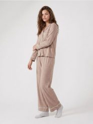 Dwuczęściowa piżama loose fit z domieszką wiskozy - beżowy. Brązowe piżamy damskie Sinsay, bez wzorów, z wiskozy, bez ramiączek. Za 79.99 zł.