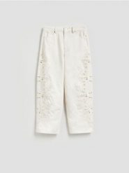 Jeansy straight z haftem - biały. Białe jeansy damskie Reserved. Za 259.99 zł.
