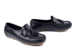 SOLO 018W czarny napl., półbuty damskie. Czarne półbuty damskie Solo, bez wzorów, ze skóry, bez obcasa, bez zapięcia. Za 264.90 zł.