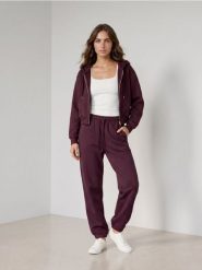 Spodnie dresowe jogger - czerwony. Czerwone spodnie sportowe damskie Sinsay, l, bez wzorów, z dresówki. Za 29.99 zł.