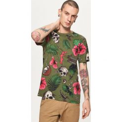 Koszulka z nadrukiem all over - Khaki. Brązowe koszulki damskie Cropp, z nadrukiem. Za 24.99 zł.