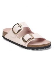 Birkenstock Skórzane klapki "Arizona" w kolorze jasnoróżowym rozmiar: 38. Różowe klapki damskie Birkenstock, bez wzorów, z lakierowanej skóry, z otwartym noskiem, bez obcasa, bez zapięcia. Za 570.95 zł.