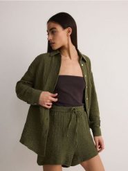 Koszula z bawełnianego muślinu - oliwkowy. Zielone koszule damskie Reserved, l, bez wzorów, z bawełny, bez kołnierzyka, bez ramiączek. W wyprzedaży za 89.99 zł.