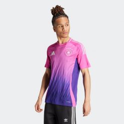 Koszulka piłkarska ADIDAS Niemcy EURO 2024 wyjazdowa. Czerwone bluzki damskie Adidas, m, bez wzorów, bez kołnierzyka, bez ramiączek. Za 449.99 zł.