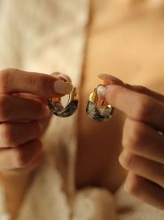 Pierres delicates Pozłacane kolczyki-kreole z masą perłową rozmiar: onesize. Szare kolczyki damskie Pierres delicates, z perłą, pozłacane. Za 65.85 zł.