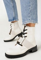 Jasnobeżowe Botki Workery z Metalową Ozdobą Escika. Brązowe botki damskie Born2be, bez obcasa, na płaskiej podeszwie, bez zapięcia. Za 64.99 zł.