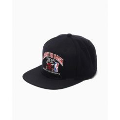 Czapka typu snapback Chicago Bulls 91-92 Back To Back Champs HWC. Czarne czapki z daszkiem damskie Mitchell & Ness, bez wzorów. Za 189.00 zł.