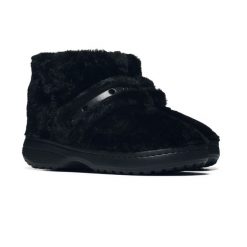 Kapcie Crocs CLASSIC UNFURGETTABLE BOOT 211743-060. Czarne kapcie damskie Crocs, z gumy. Za 279.00 zł.